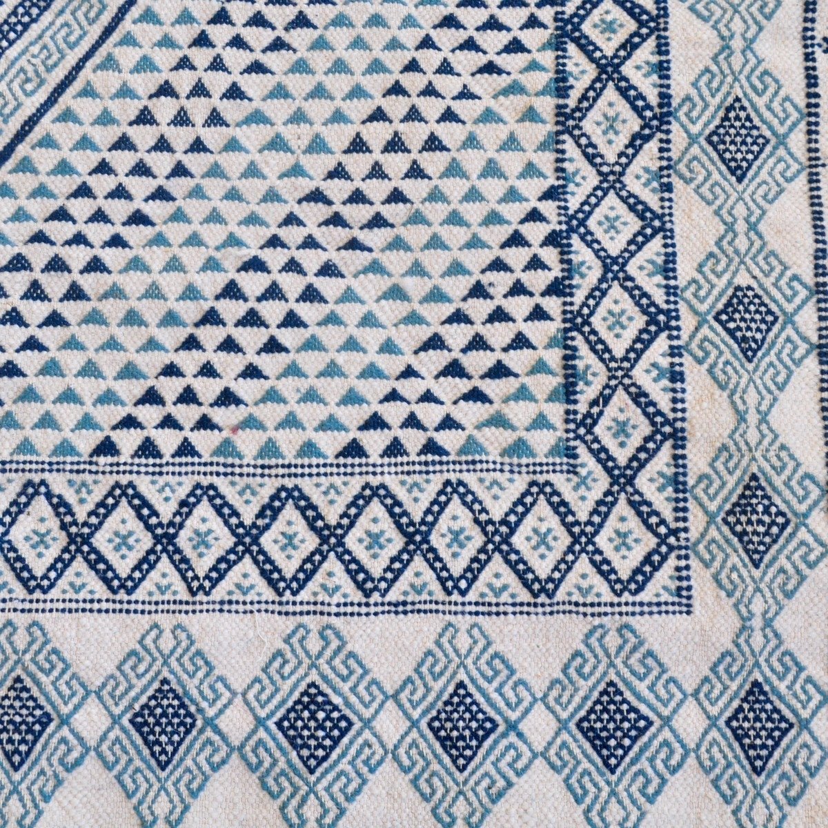 Berber tapijt Groot Tapijt Margoum Al Kasaba 170x240 Blauw/Wit (Handgeweven, Wol, Tunesië) Tunesisch Margoum Tapijt uit de stad 