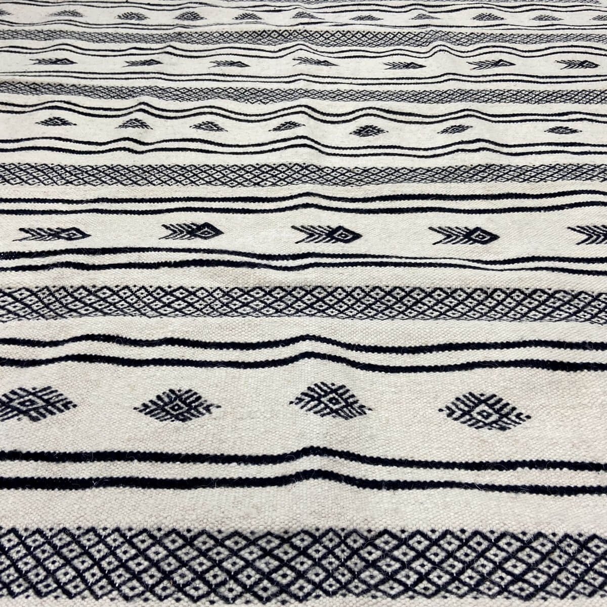 Tapis berbère Tapis Kilim Tizwa 138x255 cm Noir et Blanc (Tissé main, Laine, Tunisie) Tapis kilim tunisien style tapis marocain.