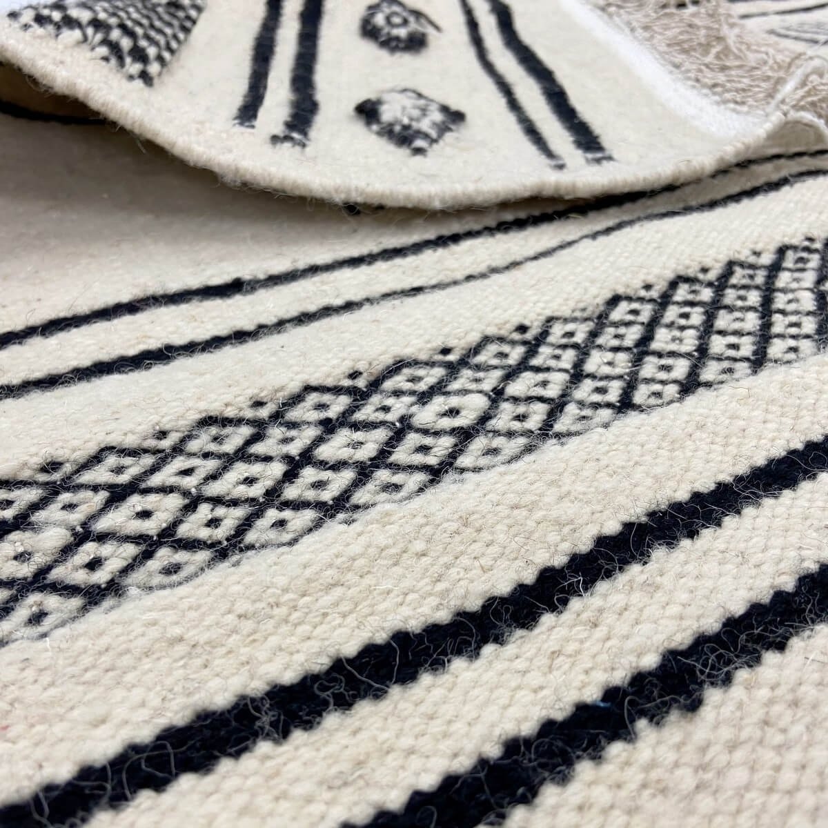 Tapis berbère Tapis Kilim Tizwa 138x255 cm Noir et Blanc (Tissé main, Laine, Tunisie) Tapis kilim tunisien style tapis marocain.