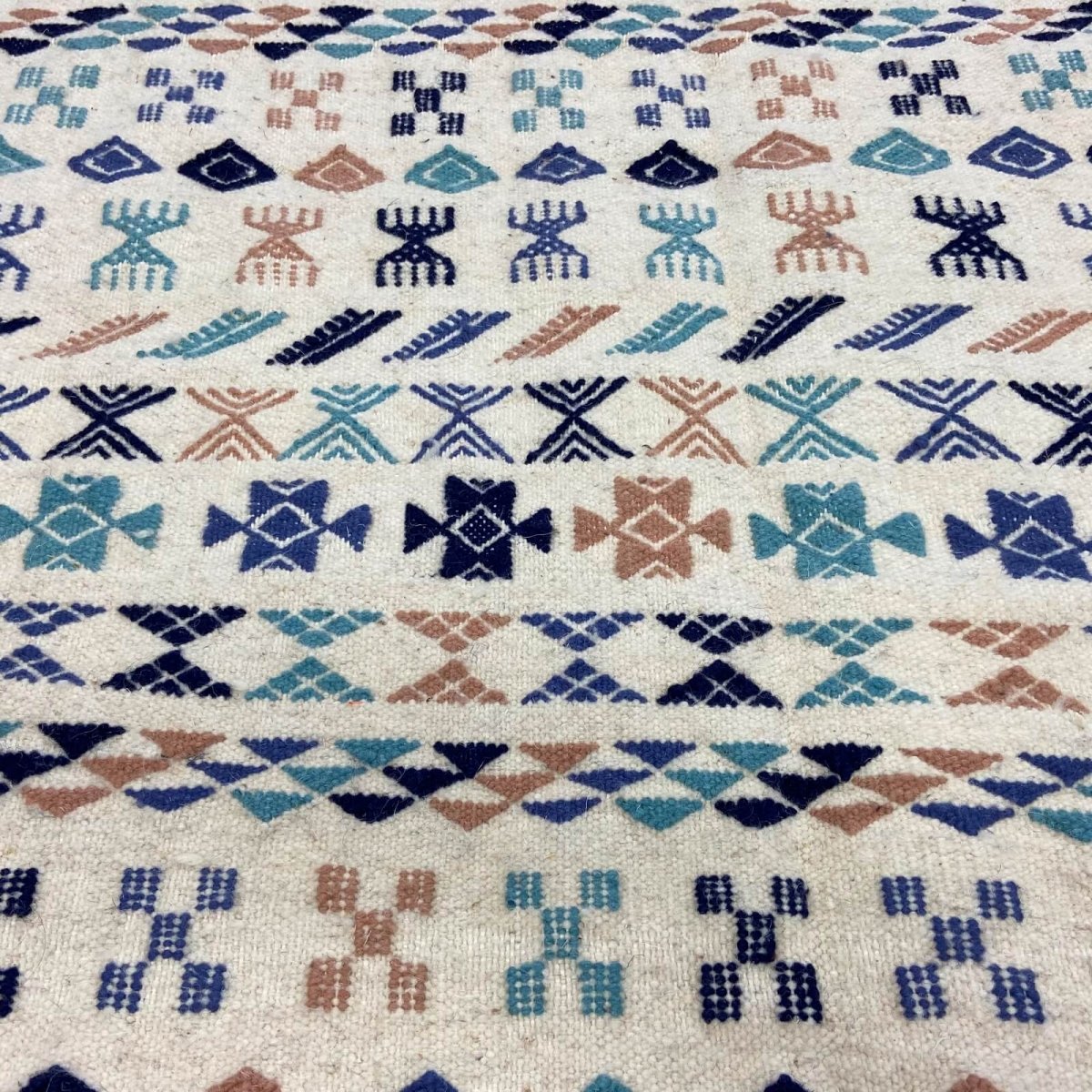 Tapis berbère Tapis Kilim 135x205 cm Blanc Bleu Marron | Tissé main, Laine, Tunisie Tapis kilim tunisien style tapis marocain. T