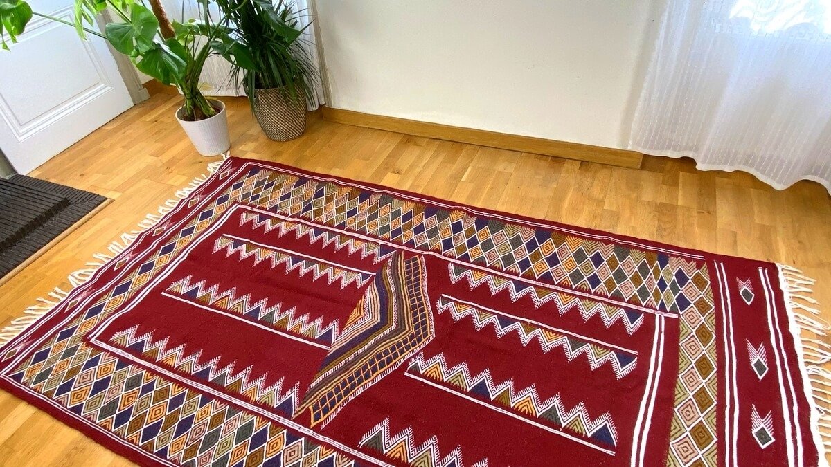 Tapis berbère Tapis Kilim Ingad 135x240 Rouge bordeaux (Tissé main, Laine) Tapis kilim tunisien style tapis marocain. Tapis rect