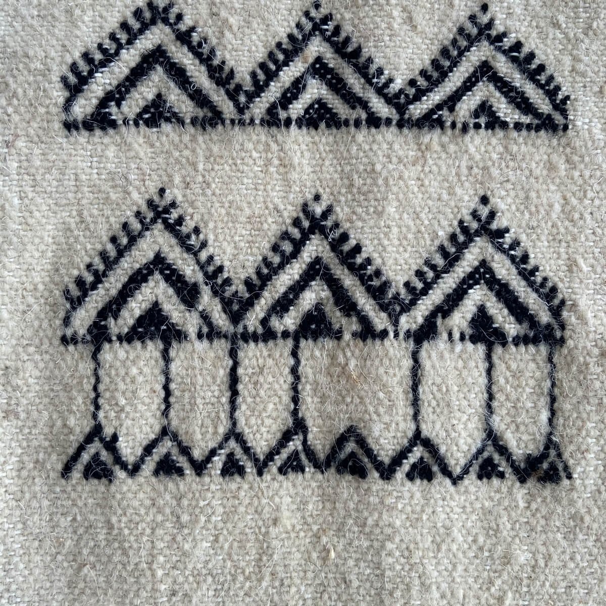 Tapis berbère Tapis Kilim Abez 60x104 cm Noir et Blanc (Tissé main, Laine, Tunisie) Tapis kilim tunisien style tapis marocain. T